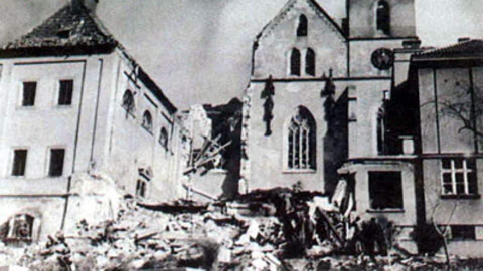 Kloster Emauzy nach der Bombardierung Prags (Februar 1945) Kloster Emauzy nach der Bombardierung Prags (Februar 1945)