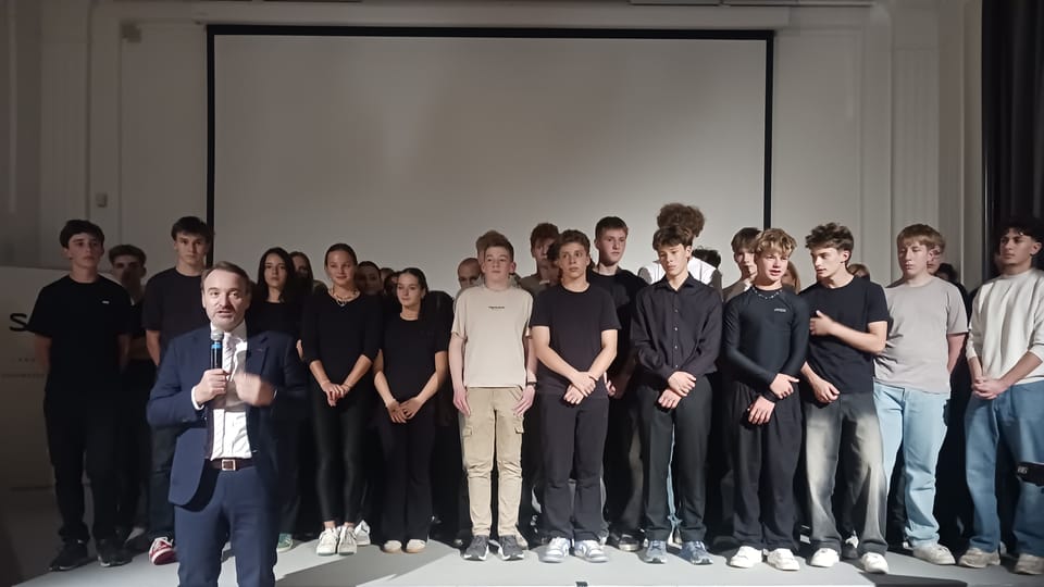 Landesversammlungs-Präsident Dzingel und Schülerinnen und Schüler des Thomas-Mann-Gymnasiums in Prag | Foto: Till Janzer,  Radio Prague International