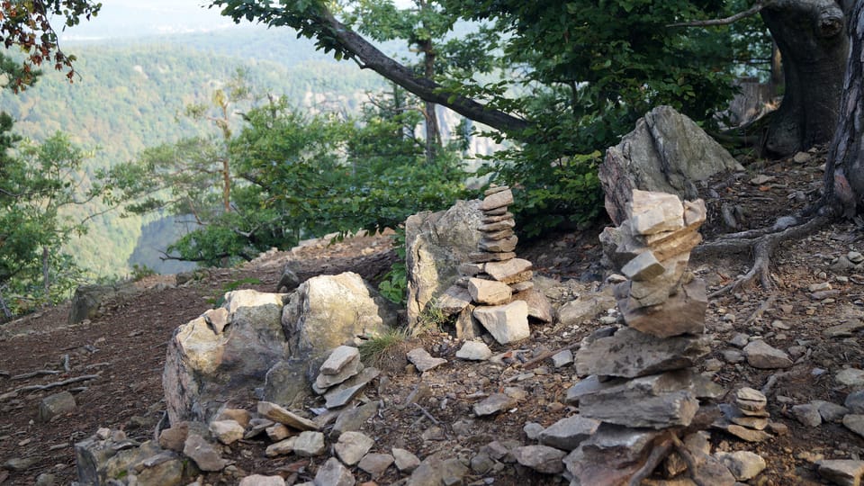 Steinmännchen auf dem Aussichtspunkt Máj | Foto: Miloš Turek, Radio Prague International Steinmännchen auf dem Aussichtspunkt Máj | Foto: Miloš Turek, Radio Prague International