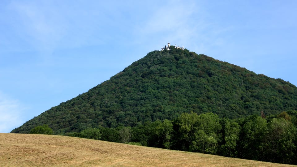 Milešovka / Donnersberg (Blick von Milešov). Foto: Barbora Němcová Milešovka / Donnersberg (Blick von Milešov). Foto: Barbora Němcová