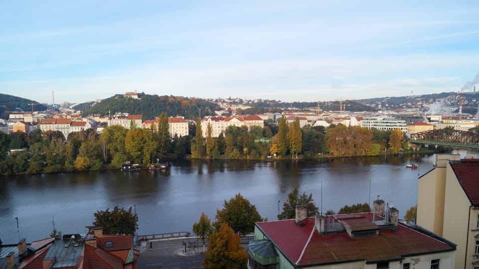 Blick auf die Moldau und das Viertel Smíchov vom Vyšehrad aus | Foto: Miloš Turek, Radio Prague International Blick auf die Moldau und das Viertel Smíchov vom Vyšehrad aus | Foto: Miloš Turek, Radio Prague International