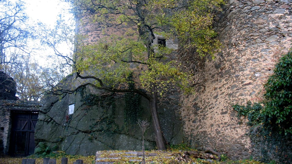 Burgruine Nový Hrádek / Neuhäusel (Foto: Ľubomír Smatana, Archiv des Tschechischen Rundfunks) Burgruine Nový Hrádek / Neuhäusel (Foto: Ľubomír Smatana, Archiv des Tschechischen Rundfunks)