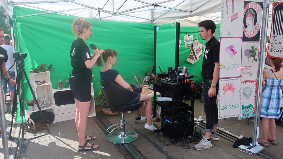 „Friseursalon auf dem Weg zu euch“ (Foto: Markéta Kachlíková) „Friseursalon auf dem Weg zu euch“ (Foto: Markéta Kachlíková)