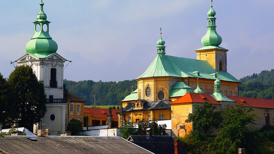Wallfahrtkirche Mariä Heimsuchung samt Pfarrhaus und Glockenturm in Horní Police / Oberpolitz (Foto: Stanislav Dusík, CC BY-SA 4.0) Wallfahrtkirche Mariä Heimsuchung samt Pfarrhaus und Glockenturm in Horní Police / Oberpolitz (Foto: Stanislav Dusík, CC BY-SA 4.0)