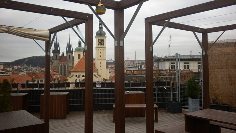 Die Terrasse des Kaufhauses Kotva bietet einen einzigartigen Blick auf das Zentrum von Prag | Foto: Zdeňka Kuchyňová, Radio Prague International Die Terrasse des Kaufhauses Kotva bietet einen einzigartigen Blick auf das Zentrum von Prag | Foto: Zdeňka Kuchyňová, Radio Prague International