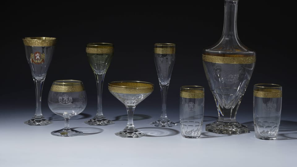 Glas mit geritztem kleinem Staatswappen und slowakischem Wappen plus Goldrand 1919/20 (Foto: © Archiv der Verwaltung der Prager Burg, Jan Gloc) Glas mit geritztem kleinem Staatswappen und slowakischem Wappen plus Goldrand 1919/20 (Foto: © Archiv der Verwaltung der Prager Burg, Jan Gloc)