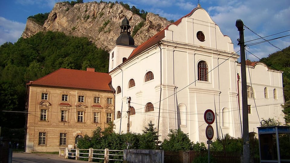 Wallfahrtsort St. Johann unter dem Felsen mit der Kirche des hl. Johannes des Täufers, der Höhlenkirche und der Höhle des hl. Iwan (Foto: ŠJů, CC BY-SA 3.0) Wallfahrtsort St. Johann unter dem Felsen mit der Kirche des hl. Johannes des Täufers, der Höhlenkirche und der Höhle des hl. Iwan (Foto: ŠJů, CC BY-SA 3.0)