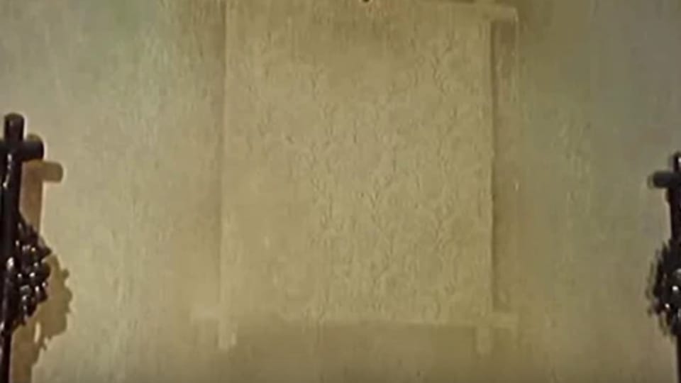 „Er is dort gehangen,  und die Fliegen ham auf ihn geschissen,  so hab ich ihn auf den Boden gegeben.“  (Foto: YouTube)