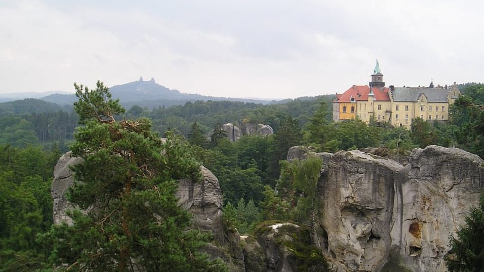 Burgruine Trosky und Schloss Hrubá Skála (Foto: Magdalena Kašubová) Burgruine Trosky und Schloss Hrubá Skála (Foto: Magdalena Kašubová)