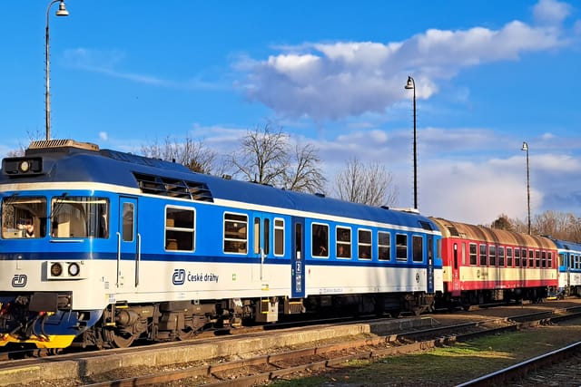 Triebwagen 854.023 an der Spitze des Personenzugs 8512 nach Všetaty auf dem Bahnhof Praha-Čakovice | Foto: Petr Sporer