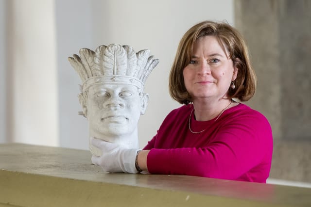 Die Direktorin des Silbermuseums,  Lenka Mazačová,  mit einem Gipsmodell eines Indianerkopfes | Foto: České muzeum stříbra