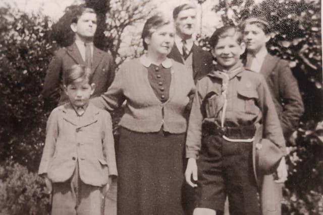 Familie Hieke - hintere Reihe von links Wilhelm,  Emil,  Alois. Vordere Reihe Viktor,  Josefine,  Leo | Foto repro: Till Janzer,  Familienarchiv Hieke