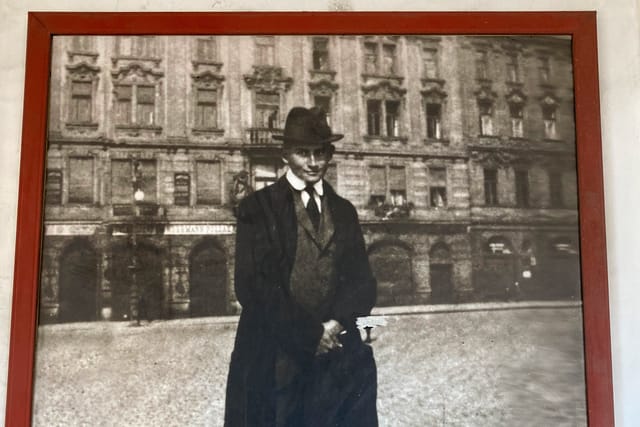 Das Foto von Franz Kafka an der Fassade des Arco-Cafés | Foto: Martina Kutková,  Radio Prague International