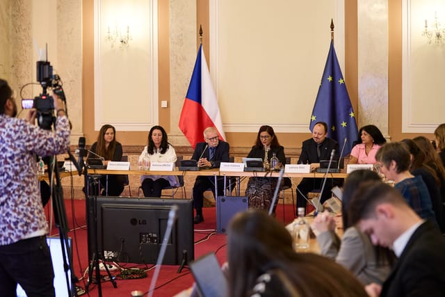 Die Diskussionen am runden Tisch führten zu Empfehlungen zur Verbesserung der Entschädigung für zu Unrecht sterilisierte Frauen | Foto: Regierungsamt der Tschechischen Republik