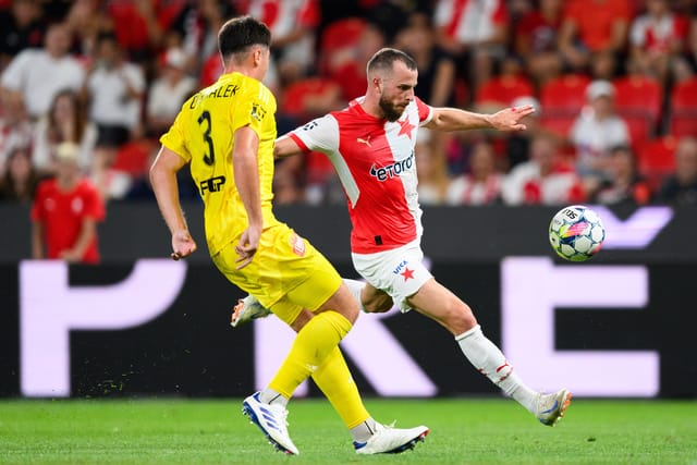 Verteidiger Adam Dohnálek  (links) von Sigma Olmütz und Ex-Slavia-Stürmer Václav Jurečka | Foto: Vlastimil Vacek,  Právo/Profimedia