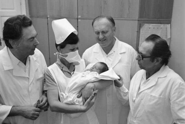 Ladislav Pilka  (zweiter von rechts) und ‚sein‘ erstes Kind aus dem Reagenzglas  (08.11.1982) | Foto: Vít Korčák,  ČTK
