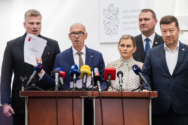 Von links: Filip Turek,  Oto Klempíř,  Taťána Malá,  Radim Fiala und Tomio Okamura | Foto: Vít Šimánek,  ČTK