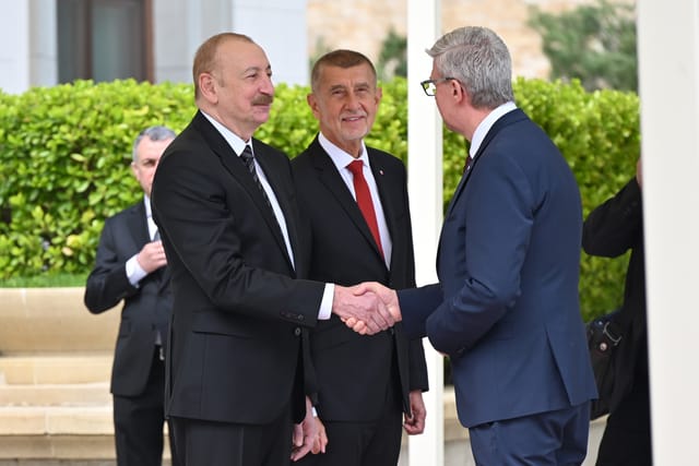 Von links: Der aserbaidschanische Präsident Ilham Alijew,  der tschechische Regierungschef Andrej Babiš und der Industrie- und Handelsminister Karel Havlíček | Foto: Štěpánka Baťková,  ČTK