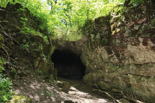 Höhle „Švédův stůl“ | Foto: Jiři Pernica,  Gemeinde Ochoz u Brna