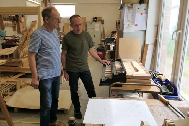 Stephan Krause und Joachim Stade begutachten die neuen Manuale | Foto: Hermann Zinggrebe
