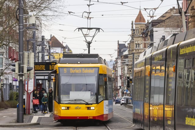 TramTrain in Karlsruhe,  Deutschland | Illustrationsfoto: Arnulf Hettrich/imago stock&people,  Profimedia