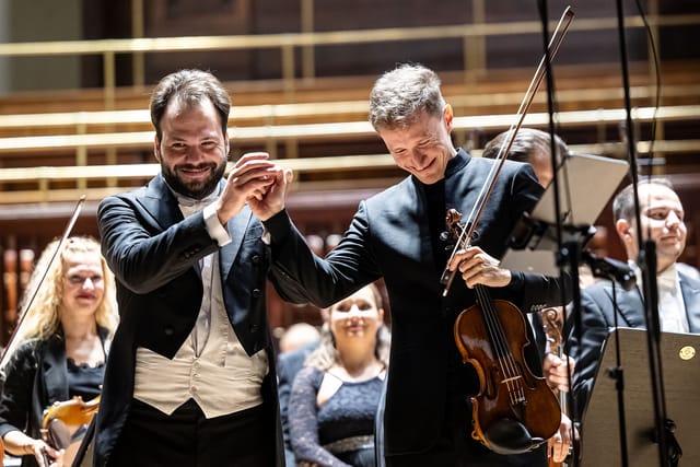 Chefdirigent der Radio-Symphonie Petr Popelka mit Josef Špaček | Foto: Michal Fanta,  SOČR