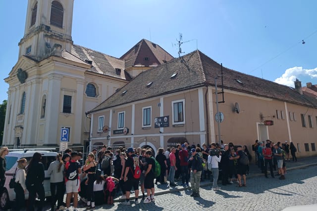 Die Teilnehmer des Gedenkmarsches treffen sich am Morgen auf dem Marktplatz in Postoloprty | Foto: Daniela Honigmann,  Radio Prague International