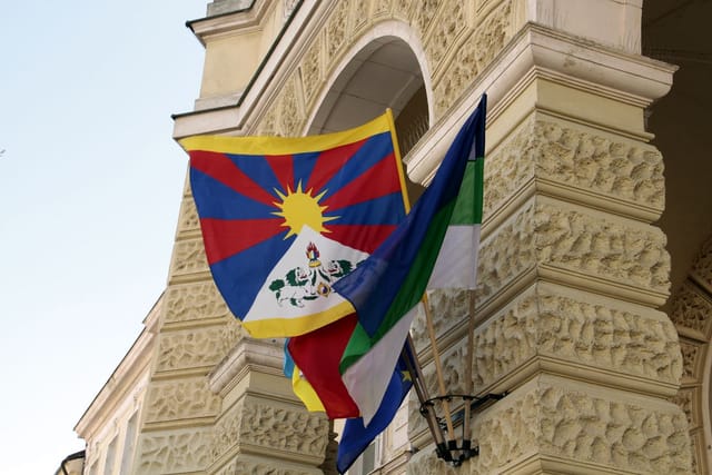 Flagge für Tibet am Rathaus in Prag 4 | Foto: Prag 4