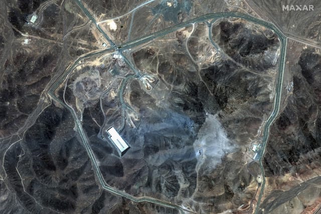 Dieses von Maxar Technologies zur Verfügung gestellte Satellitenbild zeigt Schäden an der Anreicherungsanlage Fordo in Iran nach den US-Angriffen am Sonntag,  22. Juni 2025 | Foto:  Maxar Technologies/AP/ČTK