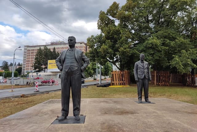 Die Statue von Tomáš Baťa und Jan Antonín Baťa in Zlín | Foto: Daniel Ordóñez,  Radio Prague International
