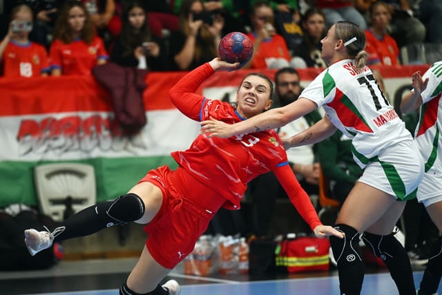 Rückraumspielerin Veronika Holečková  (links) von Slavia Prag im Länderspiel gegen Ungarn | Foto: Michaela Říhová,  ČTK
