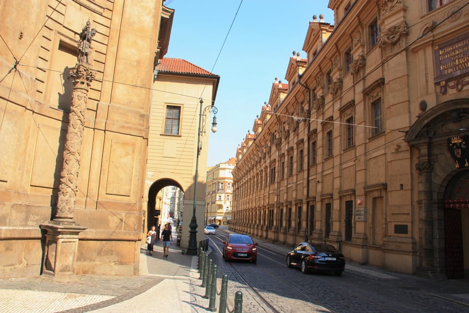 Weinbergsäule auf dem Kreuzherrenplatz mit der Statue des heiligen Wenzels | Foto: Barbora Němcová,  Radio Prague International