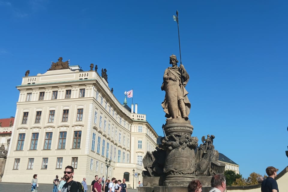 Statue des Heiligen Wenzel, im Hintergrund die Prager Burg | Foto: Lenka Žižková, Radio Prague International Statue des Heiligen Wenzel, im Hintergrund die Prager Burg | Foto: Lenka Žižková, Radio Prague International
