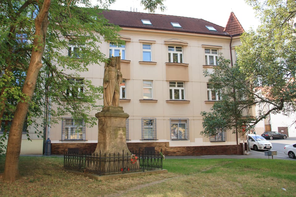 Die Wenzelsstatue vor dem Anwesen Kavalírka im Stadtteil Košíře | Foto: Barbora Němcová, Radio Prague International Die Wenzelsstatue vor dem Anwesen Kavalírka im Stadtteil Košíře | Foto: Barbora Němcová, Radio Prague International