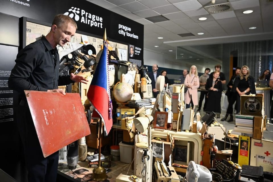 Anamorphotische Statue von Václav Havel auf dem Prager Flughafen | Foto: René Volfík, iROZHLAS.cz Anamorphotische Statue von Václav Havel auf dem Prager Flughafen | Foto: René Volfík, iROZHLAS.cz