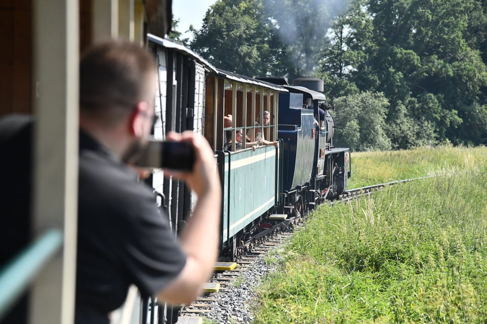 Die Dampflok ist vor allem für Touristen gedacht, aber auch der regelmäßig verkehrende Motorzug ist interessant | Foto: Břetislav Tureček, Radio Prague International Die Dampflok ist vor allem für Touristen gedacht, aber auch der regelmäßig verkehrende Motorzug ist interessant | Foto: Břetislav Tureček, Radio Prague International