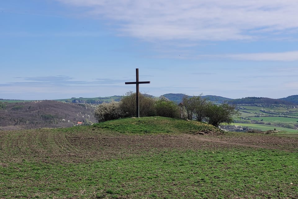 Das Plateau ist durch natürliche Geländeformationen in eine Akropolis und eine Vorburg unterteilt | Foto: Hana Slavická,  Radio Prague International