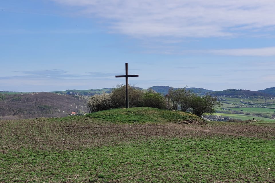 Das Plateau ist durch natürliche Geländeformationen in eine Akropolis und eine Vorburg unterteilt | Foto: Hana Slavická, Radio Prague International Das Plateau ist durch natürliche Geländeformationen in eine Akropolis und eine Vorburg unterteilt | Foto: Hana Slavická, Radio Prague International