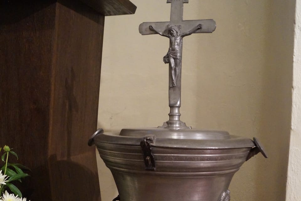 Kirche des Hl. Wenzel in Prag-Prosek: Zinntaufbecken datiert aus 1622 | Foto: Radio Prague International Kirche des Hl. Wenzel in Prag-Prosek: Zinntaufbecken datiert aus 1622 | Foto: Radio Prague International