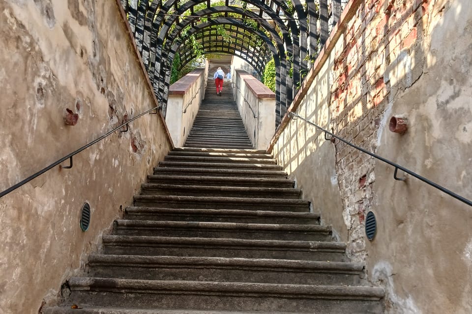 Überdachte Treppe des Kleinen Fürstenberger Gartens | Foto: Lenka Žižková, Radio Prague International Überdachte Treppe des Kleinen Fürstenberger Gartens | Foto: Lenka Žižková, Radio Prague International
