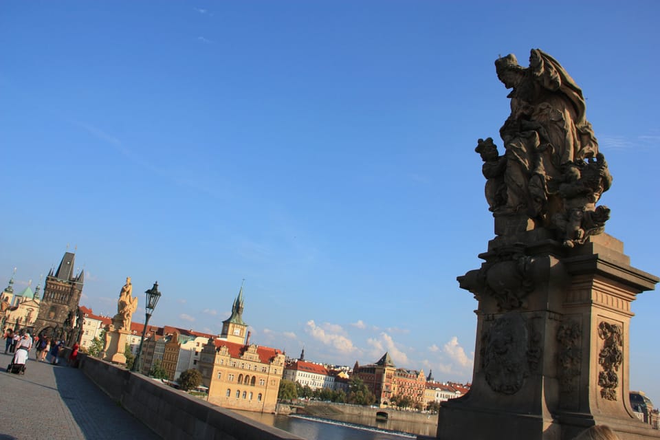 Statue der heiligen Ludmilla mit dem jungen Wenzel auf der Karlsbrücke | Foto: Barbora Němcová, Radio Prague International Statue der heiligen Ludmilla mit dem jungen Wenzel auf der Karlsbrücke | Foto: Barbora Němcová, Radio Prague International