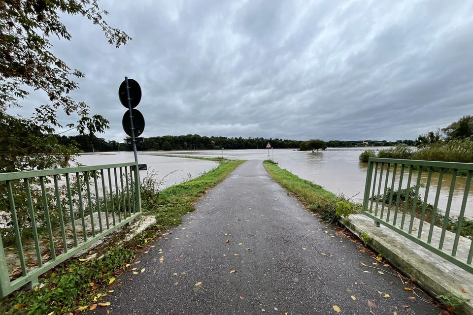 Überflutete Straße zwischen Úhřetice und Dvakačovice | Foto: Honza Ptáček, Tschechischer Rundfunk Überflutete Straße zwischen Úhřetice und Dvakačovice | Foto: Honza Ptáček, Tschechischer Rundfunk