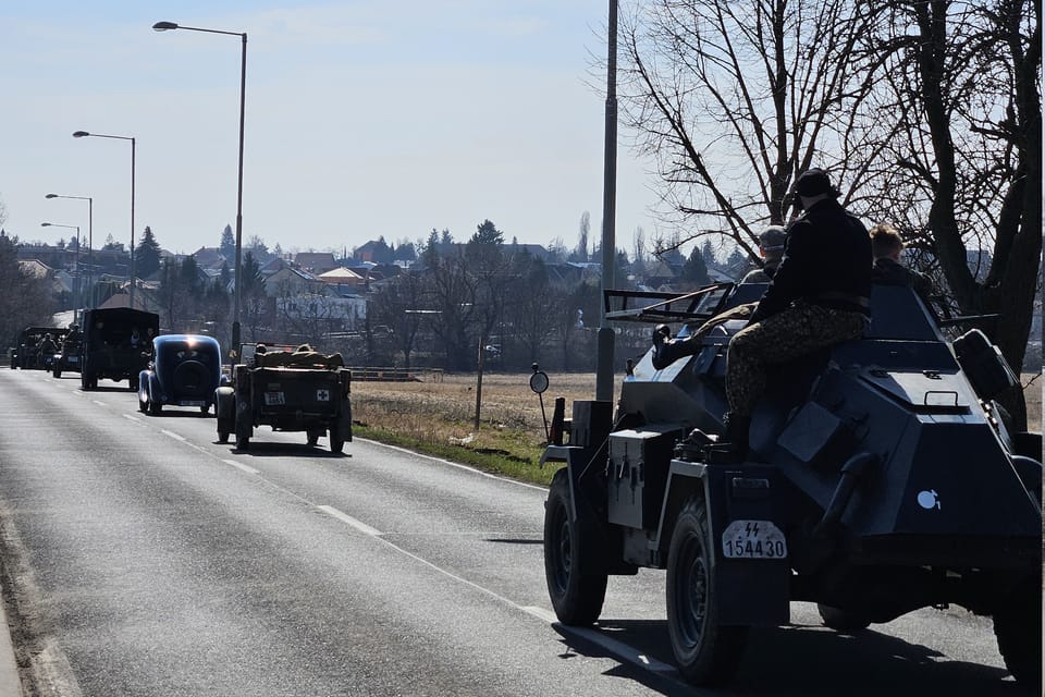 Konvoi historischer Militärfahrzeuge anlässlich des 80. Jahrestages der Befreiung und des Gedenkens an die Luftangriffe auf Prag 1945 | Foto: Štěpánka Budková, Radio Prague International Konvoi historischer Militärfahrzeuge anlässlich des 80. Jahrestages der Befreiung und des Gedenkens an die Luftangriffe auf Prag 1945 | Foto: Štěpánka Budková, Radio Prague International