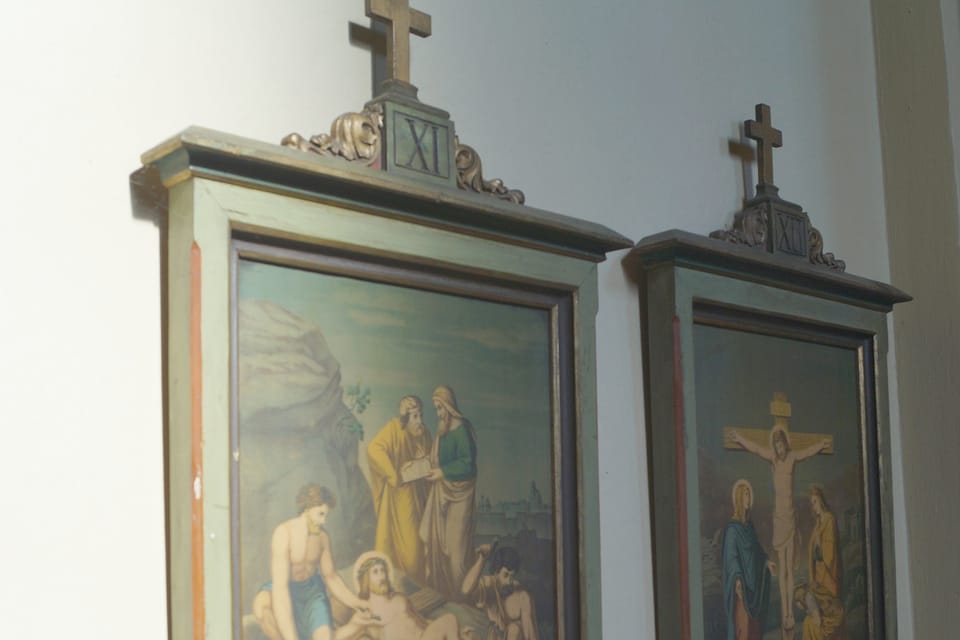 Dreifaltigkeits- und Wenzelskapelle im Schloss Ďáblice: Kreuzweg an den Kapellenwänden | Foto: Miloš Turek, Radio Prague International Dreifaltigkeits- und Wenzelskapelle im Schloss Ďáblice: Kreuzweg an den Kapellenwänden | Foto: Miloš Turek, Radio Prague International