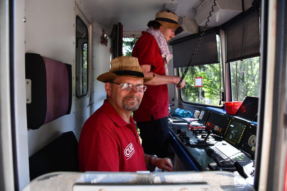 Lokführer Alexandr Šmíro junior  (hinten) schult seinen neuen Kollegen Rostislav in der Bedienung von Diesellokomotiven | Foto: Břetislav Tureček,  Radio Prague International