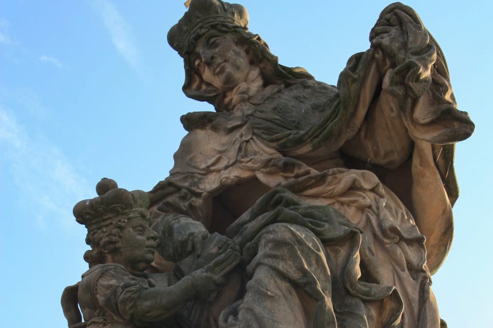 Statue der heiligen Ludmilla mit dem jungen Wenzel auf der Karlsbrücke | Foto: Barbora Němcová, Radio Prague International Statue der heiligen Ludmilla mit dem jungen Wenzel auf der Karlsbrücke | Foto: Barbora Němcová, Radio Prague International