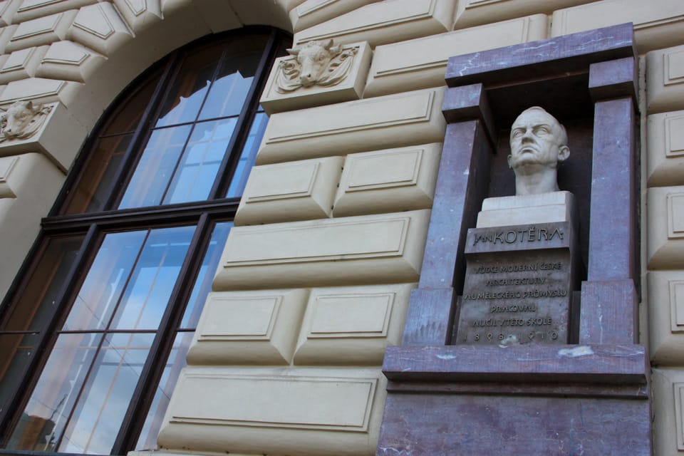 Kotěra-Büste am Gebäude der Akademie für Kunst, Architektur und Design Prag | Foto: Barbora Němcová, Radio Prague International Kotěra-Büste am Gebäude der Akademie für Kunst, Architektur und Design Prag | Foto: Barbora Němcová, Radio Prague International