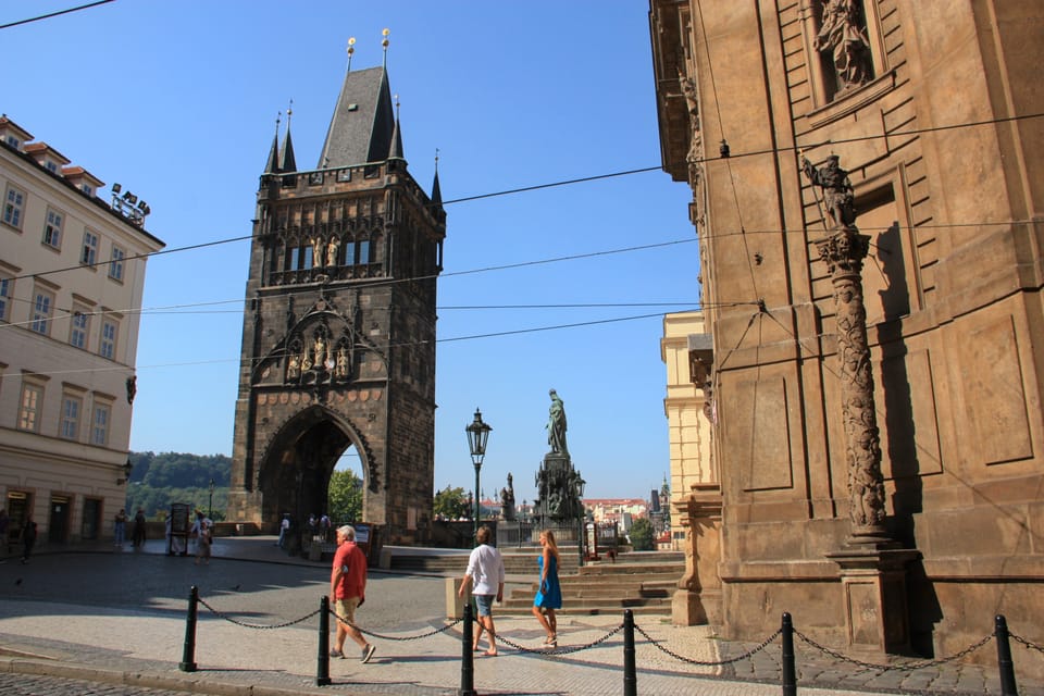 Weinbergsäule auf dem Kreuzherrenplatz mit der Statue des heiligen Wenzels  | Foto: Barbora Němcová,  Radio Prague International