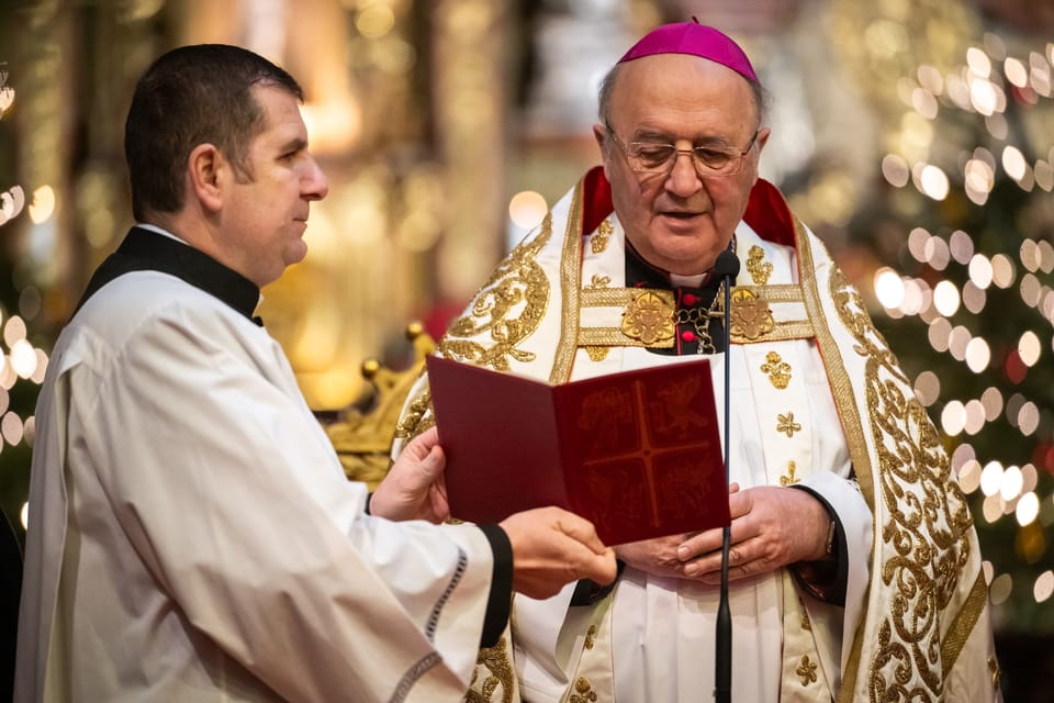 Jan Graubner, Erzbischof von Prag, segnet die Sternsinger | Foto: Zuzana Jarolímková, iROZHLAS.cz Jan Graubner, Erzbischof von Prag, segnet die Sternsinger | Foto: Zuzana Jarolímková, iROZHLAS.cz