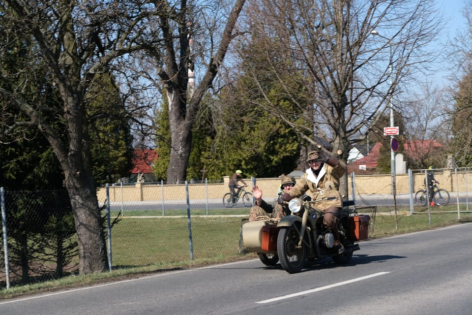 Konvoi historischer Militärfahrzeuge anlässlich des 80. Jahrestages der Befreiung und des Gedenkens an die Luftangriffe auf Prag 1945 | Foto: Bohumil Šimčík, Radio Prague International Konvoi historischer Militärfahrzeuge anlässlich des 80. Jahrestages der Befreiung und des Gedenkens an die Luftangriffe auf Prag 1945 | Foto: Bohumil Šimčík, Radio Prague International